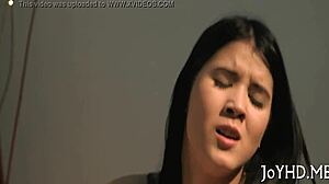 Путка разцепена от огромен кур