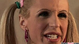 Sex public la benzinărie cu milf blondă germană slabă?