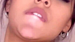 Δάχτυλα στην πούτσα κάτω από τη φούστα