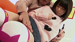 Boneka Jepun Akina menggoda dalam sesi main panas