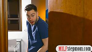 MILF Pirang & Remaja 18+ Berbagi Kontol Berdenyut Bareng