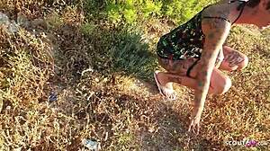 Drsná nemecká milf amatérsky pár sa vypičuje tvrdo na plážovej dovolenke