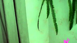 Langbenige Julie C smacht naar dikke pik in strakke kont