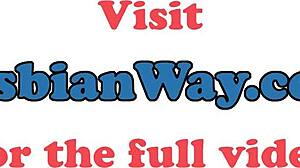 Julia Ann își forează pușa cu dildo!