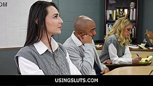 Étudiante jeune fantasme sur un freeuse hardcore en classe