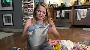 โคโค่ เลิฟล็อกเป็นเด็กเลี้ยงเด็กเซ็กซี่ที่สุดที่เคยเห็นเหรอ?