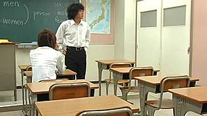 Asiatisk college-lærer længes efter vild hardcore-action nu