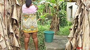 Istri Tetangga Mandi Luar di Sumur, Dia Tak Tertahankan