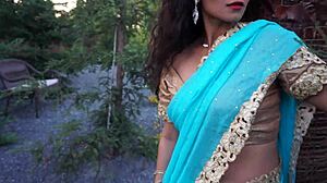 Η Desi bhabi Maya Rati χορεύει σε Ινδικό τραγούδι με σέξι κινήσεις