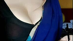 अरे, देखो ये सेक्सी गरम भाभी डर्टी और वाइल्ड एक्शन में लगी हुई है।