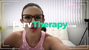 Zgrabna MILF zdejmuje legginsy na hardcore trening cipki z szczęśliwym facetem.