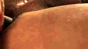 Göğüsleri Büyük Transseksüel Jessy Dubai Boğazına Kadar Alıyor ve Yatakta Korunmasız Sikiliyor