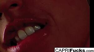 Capri provoca coño mojado y tetas impresionantes en juego solo