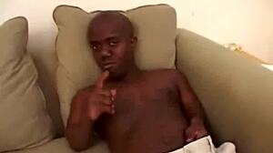 Señora de la limpieza alemana milf seduce a tío para misionero