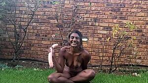 Indická dildo deepthroat s dávěním v zahradě