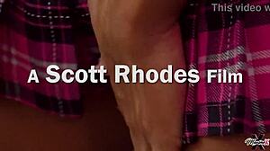 Super kåt Maxine X fingerar rakad fitta till intensiv orgasm med vibrator!