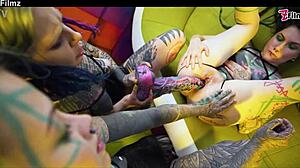 3 לסביות מקועקעות שולטות עם דפ, פהר אנאלי ודילדואים ענקיים