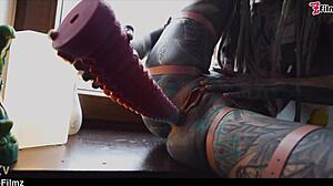 נזידה גדולה מבחורה מקועקעת בעקבים