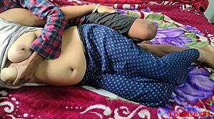 สาวบ้านจัดการหีบใหญ่ในห้องส่วนตัว