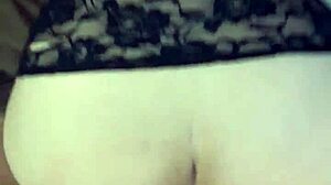 כפופה על הכיסא, החברה שלי מקבלת זיון חזק בכוס הרטובה שלה