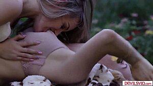 Majhna lezbijka na prostem facesitting z BFF v divji akciji