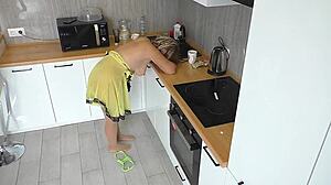 Vau, katso tuota isoa persettä läpinäkyvässä paidassa, joka himoitsee anaali seksiä!