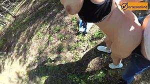 Se denne unge 18+ luder deepthroat i det offentlige? Hun tager det udendørs og beder om mere sæd på røven