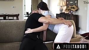 Hey, Keira Croft, ¿lista para tu primer anal con el cura?