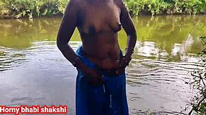 ¡Tía del pueblo indio bañándose en el río mostrando tetas y coño!