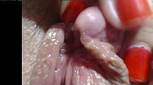 Stor klitoris extrem närbild i amatör webcam video chockar tittare