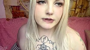 Yukionna défonce son cul et sa chatte à fond