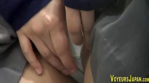 日本18+少女穿制服用手指玩弄緊緻陰道，狂野獨奏動作