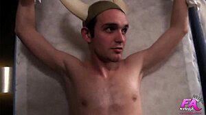 Smal fru knullad av fem stora bastards