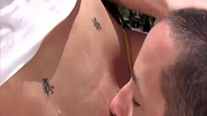 हेली यंग 18+ को बाहर हार्ड ड्रिल्ड