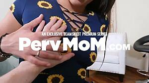 Big tits MILF leert stiefzoon hoe je vrouwen goed behandelt