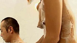 Užívá si uklidňující mýdlovou masáž s japonskou mladou 18+ v trojce