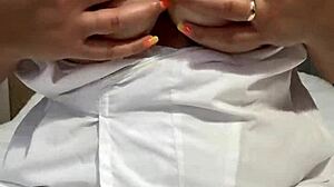 Infirmière aux gros seins se déshabille et taquine dans un show solo mouillé !