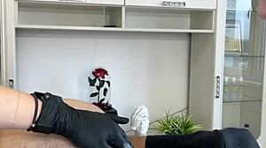 בשיעור גילוח, התלמידה שלי קיבלה זריקה הפתעה מלקוח