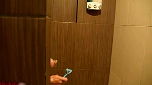 Rakan sebilik intai aku! Dia shave pantat aku masa aku tangkap dia.