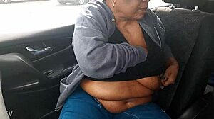 Tepels en buik geplaagd in auto spel