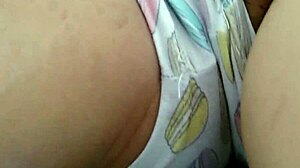 Blond liten tysk kvinna ger intensiv handjob