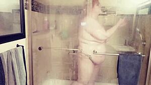 Intensiiviset tunteet Arielin syvässä suihkukohtauksessa