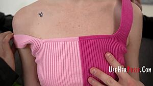 Θετή αδερφή προσφέρει το κορμί της για σκληρή ομαδική ειρήνη