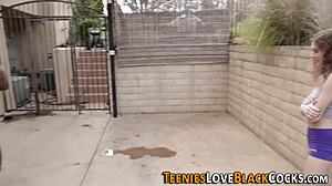 Малка слаба атлетична 18+ мома смуче огромен черен кур - може ли да се справи с чудовищния кур, междурасово действие?