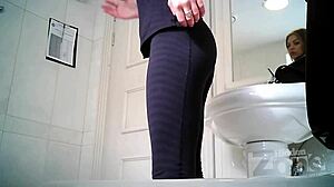 为什么在厕所换卫生巾要躲起来？