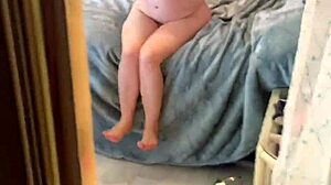 Горяща леля Erin Electra съблазнява надничащ племенник