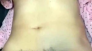 嘿，想看我用玩具挑逗毛茸茸的阴户吗？