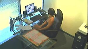 사무직원이 몰래 개인 시간 즐기다 걸렸어