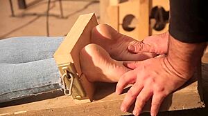 Začínající otrok dostává tvrdý trest v brutálním castingovém konkurzu