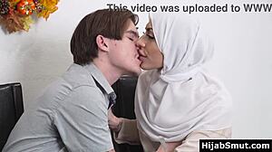 Fille musulmane baisée fort sur la table de Thanksgiving